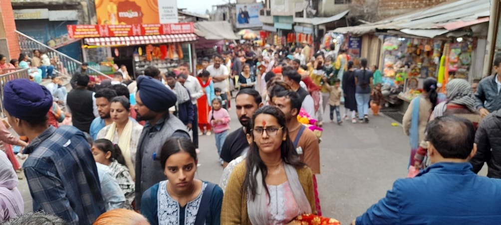 The enthusiasm of devotees returned with Holi in Maa Chintapurni temple