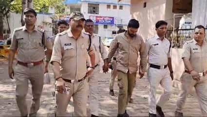 आरोपी का जुलूस निकालते हुए पुलिस