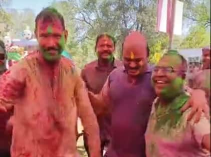 MP News Police department in Mandsaur Neemuch and Ratlam celebrated Holi with great enthusiasm danced on DJ