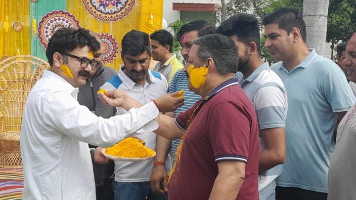 SP Vikrant Bhushan celebrated Holi with police personnel and their families