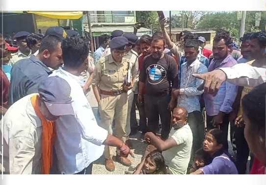 धरना प्रदर्शन करते परिजन