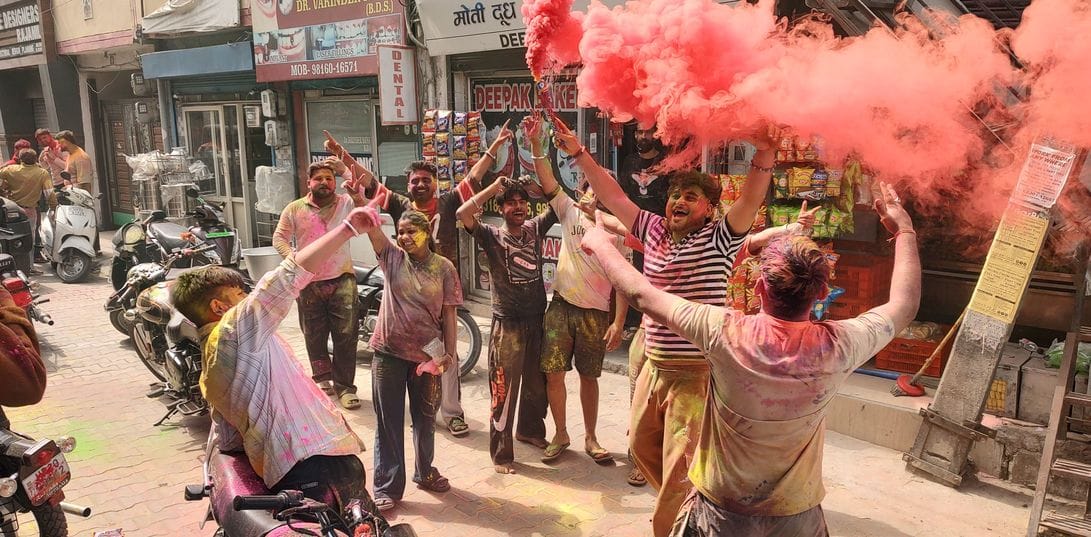 A lot of gulal was thrown, message of brotherhood was given on Holi