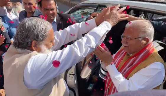 Manohar reached to meet Vij, demand to run metro