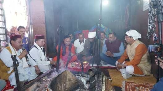 30 thousand devotees bow down amidst the chanting of 'Baalak Roopi Dudhadhariya'