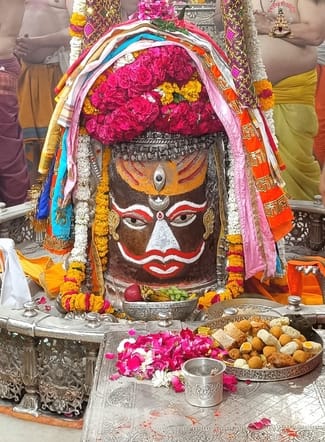 Bhasma Aarti Baba Mahakal adorned with Tripund gave darshan in Trinetra form today
