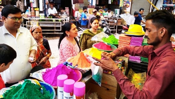 Business worth more than 50 crores is expected on Holi