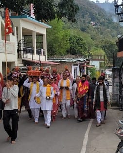 Bhagwat Katha started in Gugga Mandir Mohra with procession