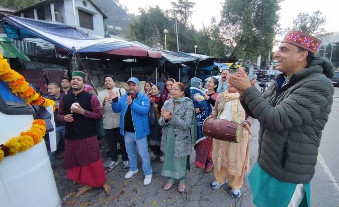 27 devotees left for Vrindavan Dham Yatra