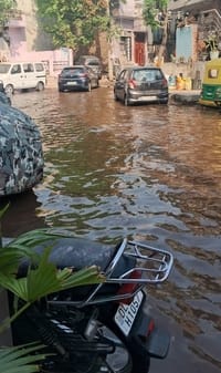 Sewer line blocked in Valmiki Mohalla, dirty water filled in streets