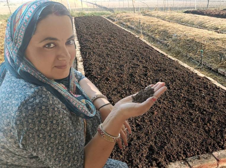 After the corona period, she started preparing earthworm compost along with her husband, now earning a good income