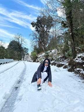 Tourists started arriving in Chopta, Kanchulakhark to enjoy the snow