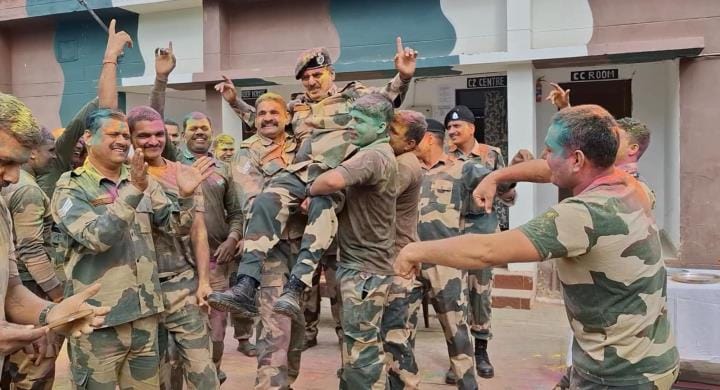 BSF Official Celebrate Holi on International Border