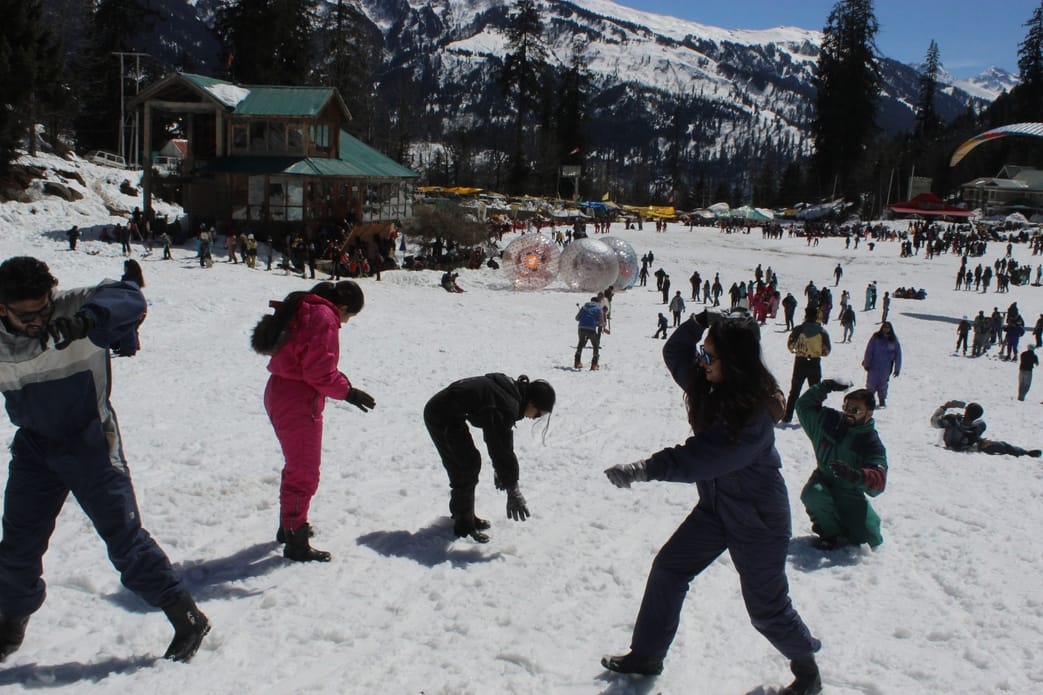Tourists increased three times on weekends, traffic jam occurred