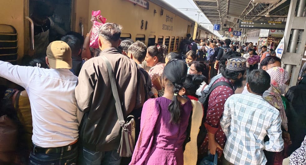 Buses and trains are crowded with people returning after Holi