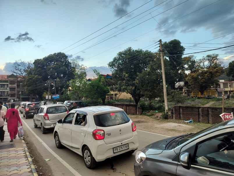 Crowds gathered at the Holi fair, traffic jam occurred, vehicles kept crawling for four hours