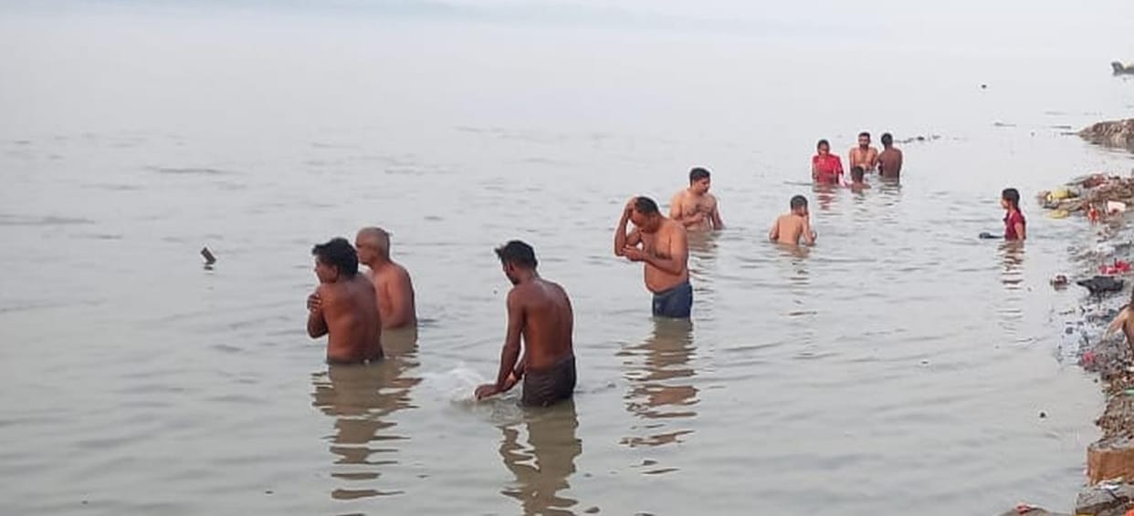 Devotees took a dip in the Ganga