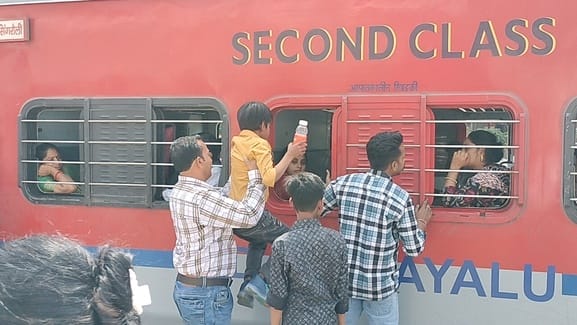 Return started after the festival, crowd gathered in trains