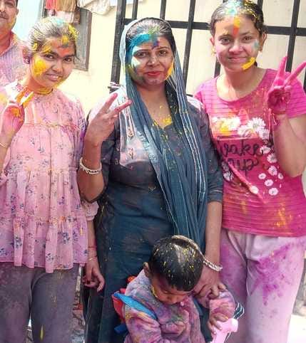 The Huriyars had a blast... Abir and Gulal were thrown in abundance