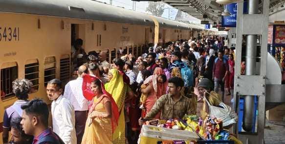 Crowds gathered in trains, passengers jostled to get seats
