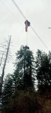 Four paragliders lost their way due to strong wind, one entangled with electrical wires