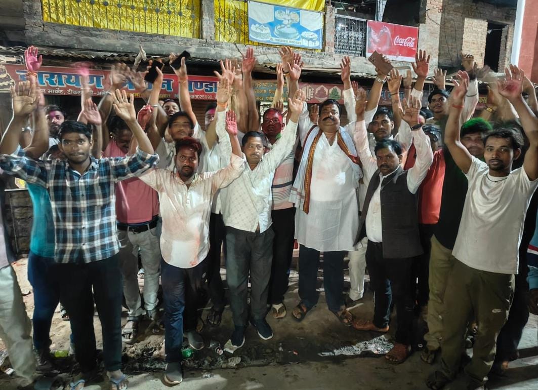 Outpost in-charge accused of misbehavior, traders stage protest