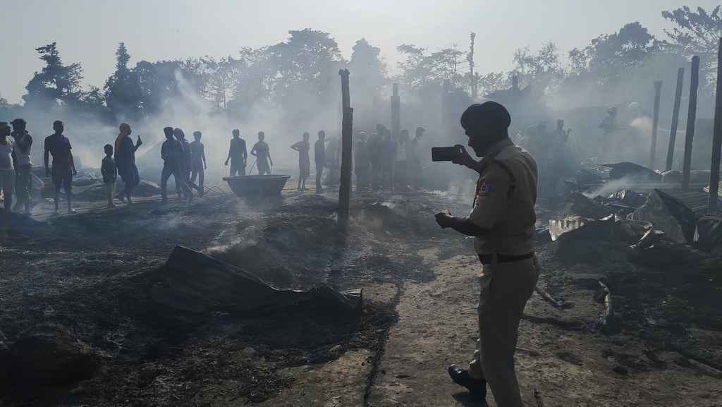 आग बुझाती दमकल विभाग की टीम व सहयोग में जुटे ग्रामीण।