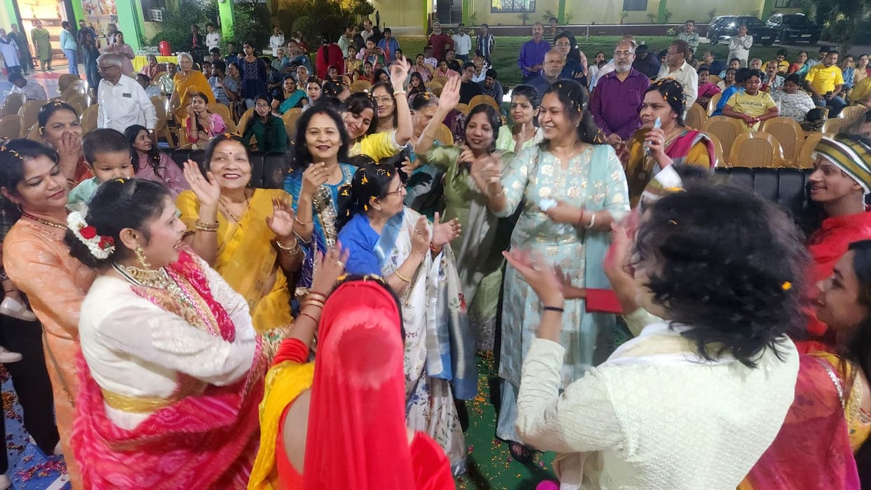 People of Agrawal Sabha were immersed in the fun of Holi