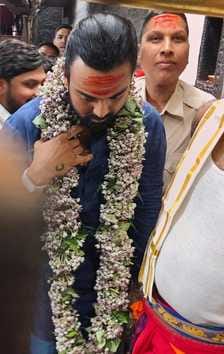 Cricketer KL Rahul arrived to visit Baba Mahakal, applied Tilak on his forehead, wore a garland of figures