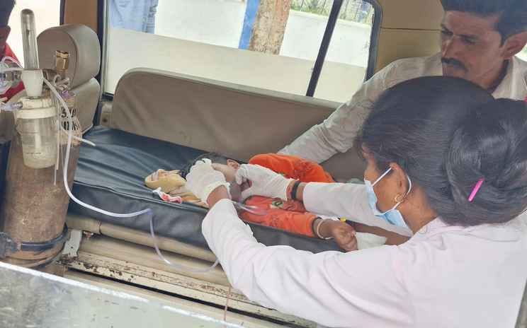 बच्चे को जबलपुर ले जाते परिजन