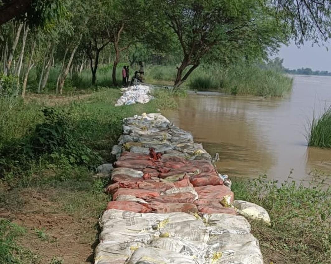 Flood wreaks havoc due to the gap in the embankment near Mahri village