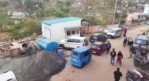 Illegal parking in the hospital, ambulances are stuck in the traffic jam