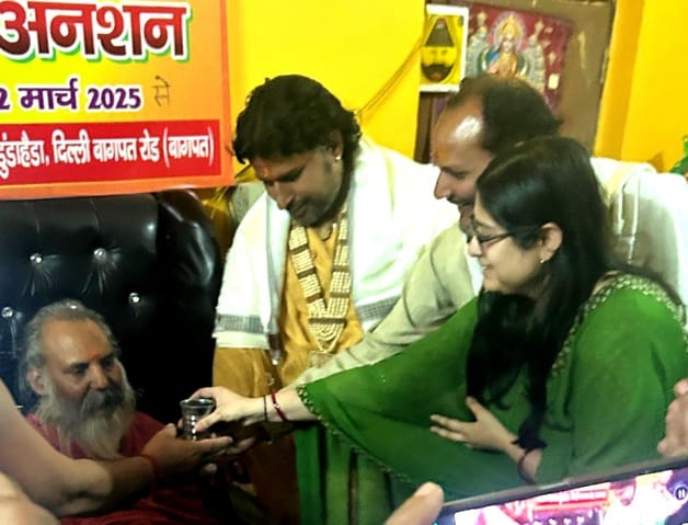 SDM ended Mahamandleshwar's fast unto death by giving him juice