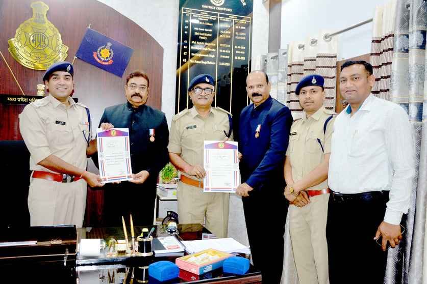 एसपी ने मैडल और प्रशस्ति पत्र देकर सम्मानित किया।