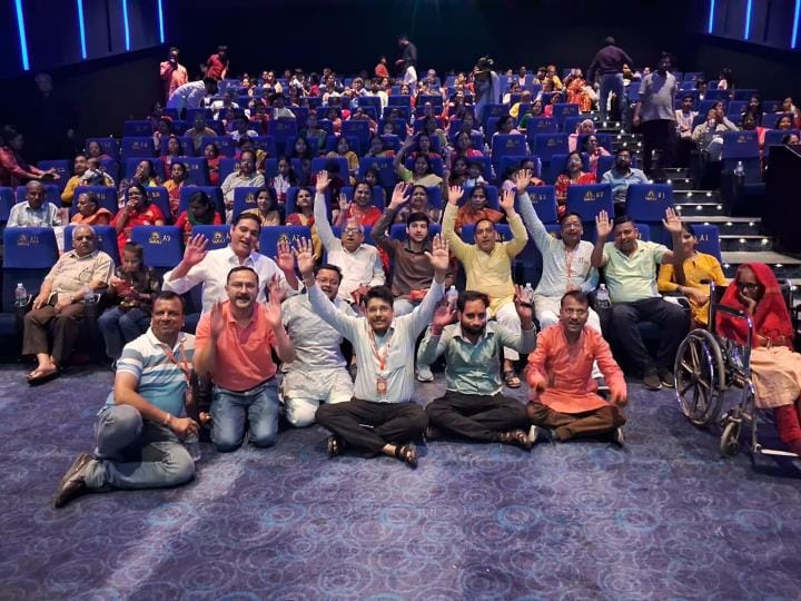 Devotees of Rani Sati Dadi became emotional after watching the film Moti Sethani