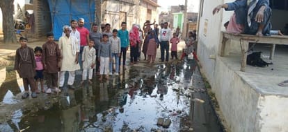 People troubled by the garbage filled on the roads protested