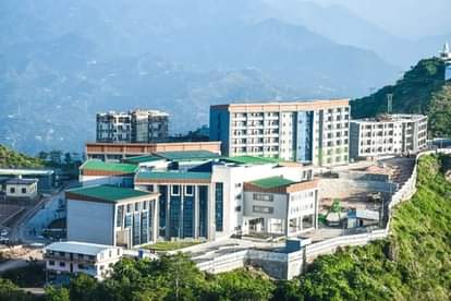 tudents allege they found insects and hair in their food.