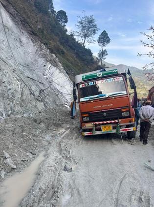 Badrinath Highway Truck stuck on the highway in Chatwa Pipal jam for one hour Chamoli News
