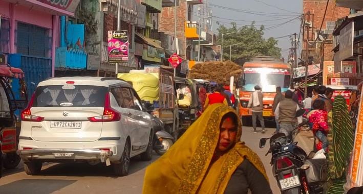 Occupancy of footpath, jam on road