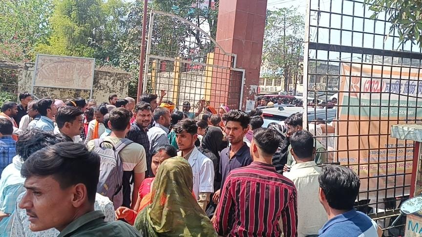 Crowd of patients, haphazardly parked vehicles turned the traffic jam into a deadly one