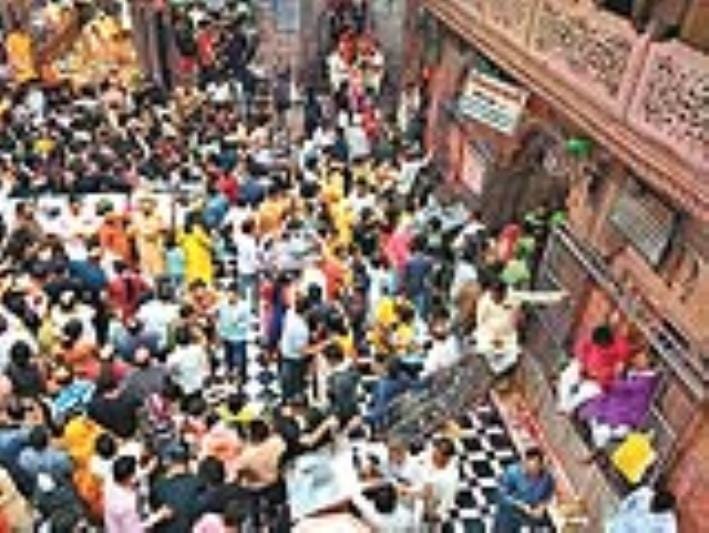 bihaareejee mandir mein darshan ke dauraan vrddh shraddhaalu hua behosh, bhartee