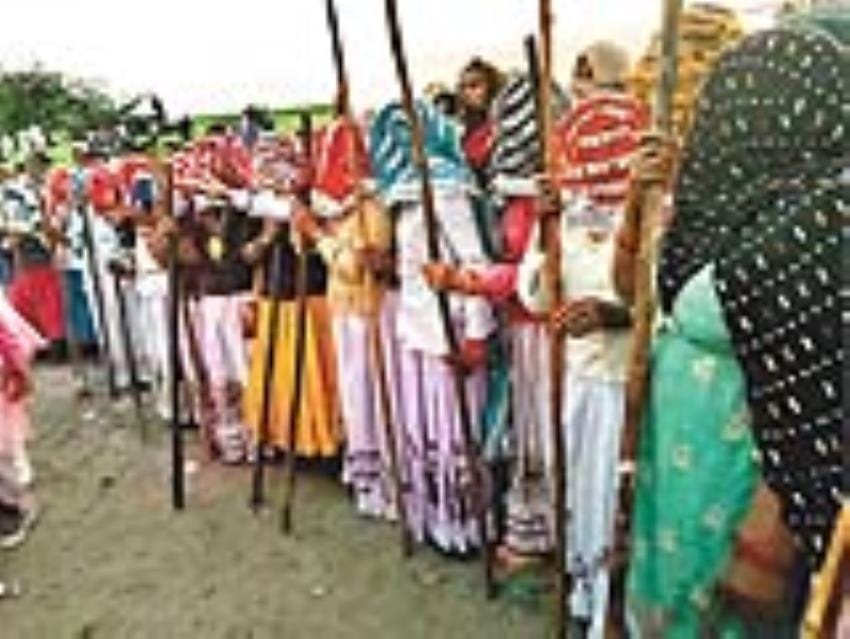 jaav ke huriyaaron par bathain mein baraseen prem pagee laathiyaan