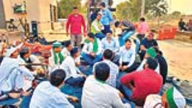 bhaakiyoo kaaryakartaon ne baajana tol ko karaaya phree