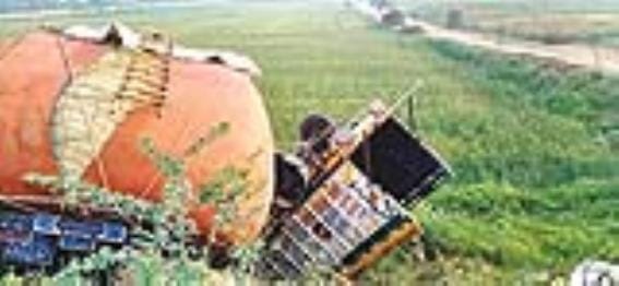 Pickup collides with tractor, 32 injured