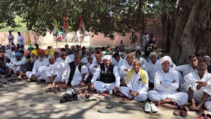 Farmers staged a sit-in to ensure smooth supply of canal water