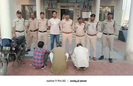पुलिस गिरफ्त में हिरण शिकार के आरोपी।