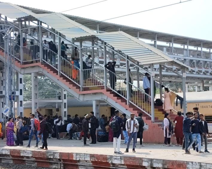 After Holi, crowd in trains and buses increased