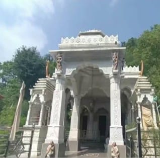 Sirohi Pushkarraj is seated here amidst picturesque environment of nature know what are specialties of temple