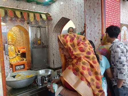 Women prayed to Kuldevi Sheetla Mata and made a wish