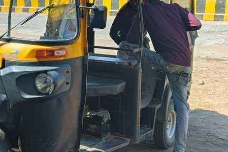 आटो से बैटरी चोरी