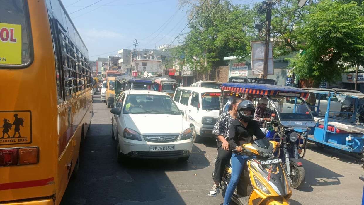 Jam at Awas Vikas Tiraha, vehicles stuck for an hour